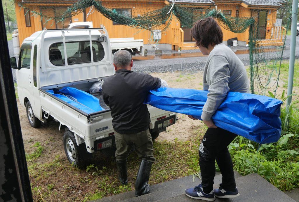 【岩手県大船渡市 山火事】山林火災からの生活再建を後押し――農漁家へ必要な作業用資材を支援 3 %E8%BB%BD%E3%83%88%E3%83%A9%E9%81%8B%E3%81%B3%E8%BE%BC%E3%81%BF