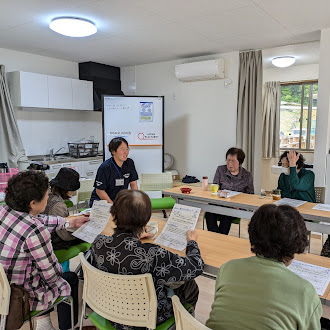 能登半島地震から1年半が経過。復旧・復興を支える支援レポート 3 お茶会の参加者と会話をする坂本看護師の写真1