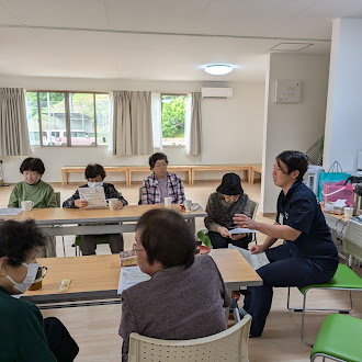 能登半島地震から1年半が経過。復旧・復興を支える支援レポート 4 お茶会の参加者と会話をする坂本看護師の写真1