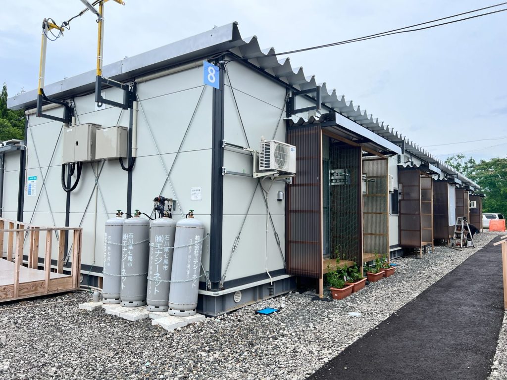 【能登半島地震】地域医療を守ることで支える復興への道 11 珠洲市内の仮設住宅の風景写真