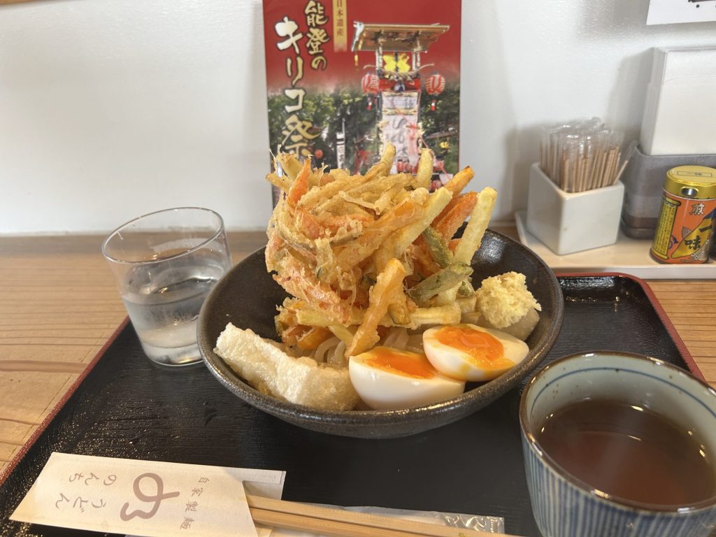 能登半島地震から1年半が経過。復旧・復興を支える支援レポート 13 昼食で注文した美味しいうどんの写真