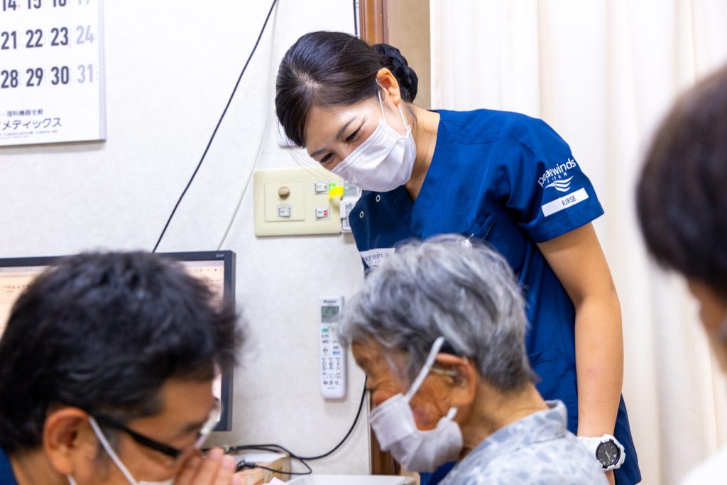 へき地診療所で診察をする稲葉医師と新谷看護師の写真