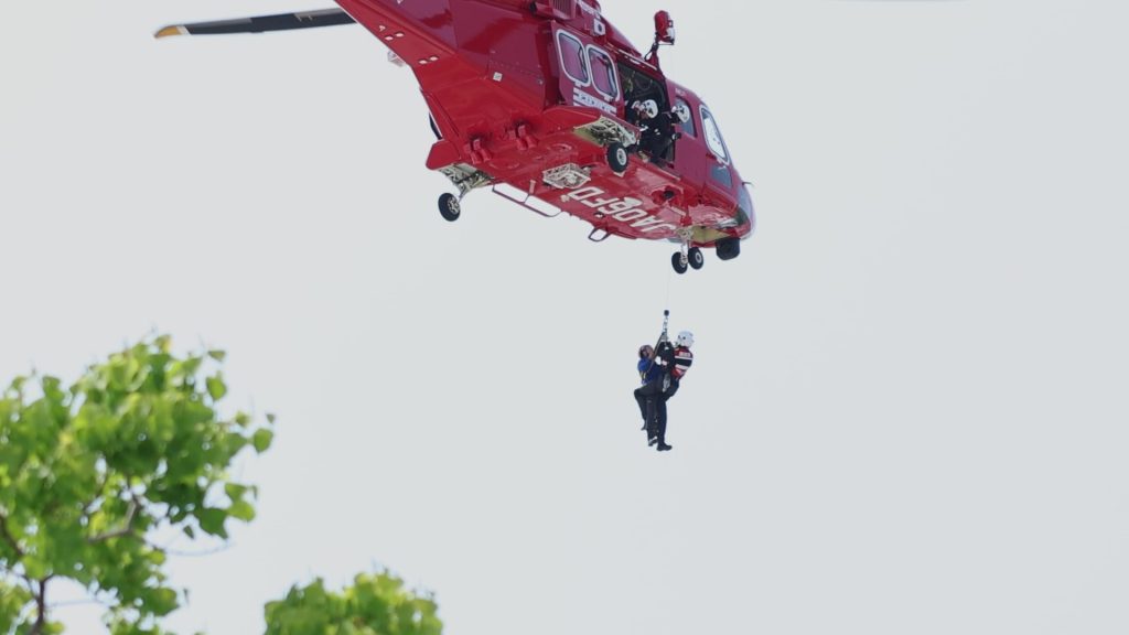 南海トラフ巨大地震に備えた高知県総合防災訓練 2 要救助者をヘリコプターを活用し上空から救出した写真