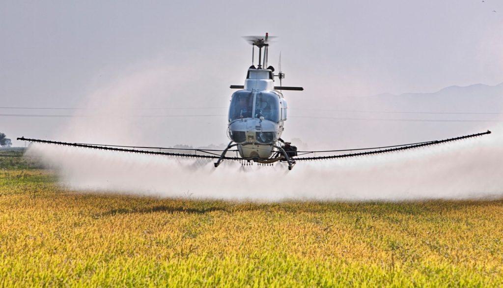 ヘリコプターで命を救う_ARROWSパイロットのリアルストーリー【#2】 3 田んぼに農薬を撒くヘリコプターの写真