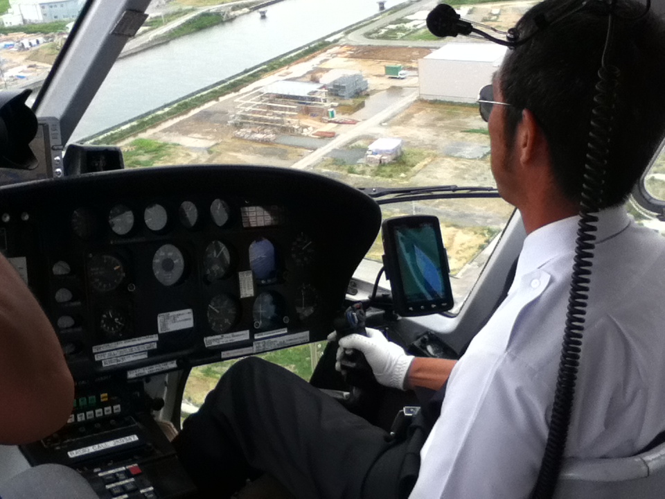 ヘリコプターで命を救う_ARROWSパイロットのリアルストーリー【#2】 6 患者搬送のためフライト中の小林の写真
