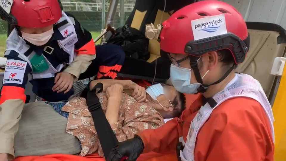 ヘリコプターで命を救う_ARROWSパイロットのリアルストーリー【#2】 8 安全な病院まで患者さんを搬送する様子の写真