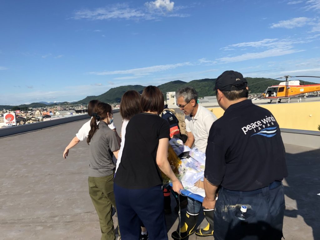 ヘリコプターで命を救う_ARROWSパイロットのリアルストーリー【#1】 8 屋上から患者さんをヘリコプターに乗せるスタッフの写真