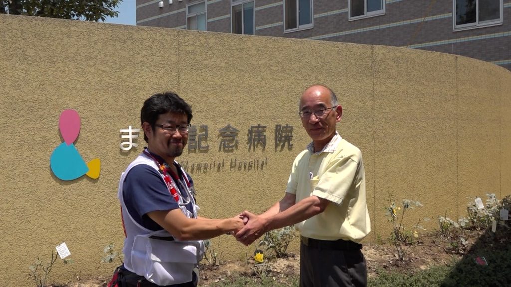 ヘリコプターで命を救う_ARROWSパイロットのリアルストーリー【#1】 9 後日、救出活動を行った総合病院(まび記念病院)を訪れ、挨拶を交わした稲葉医師と院長の写真