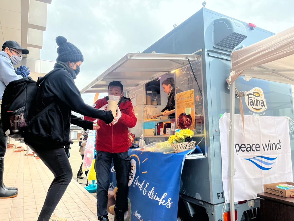 ヘリコプターで命を救う_ARROWSパイロットのリアルストーリー【#1】 11 炊き出しの写真