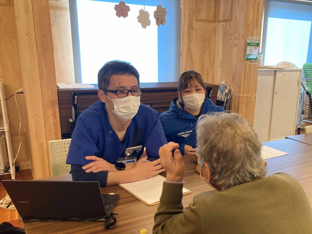 【能登半島地震】地域医療を守ることで支える復興への道 7 個別で相談に乗る薬剤師と看護師の写真
