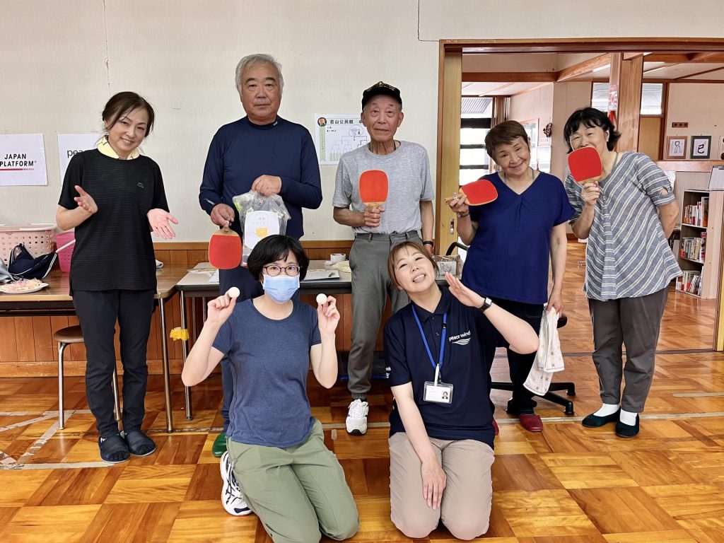 【能登半島地震】地域医療を守ることで支える復興への道 10 公民館で開催した卓球大会の集合写真