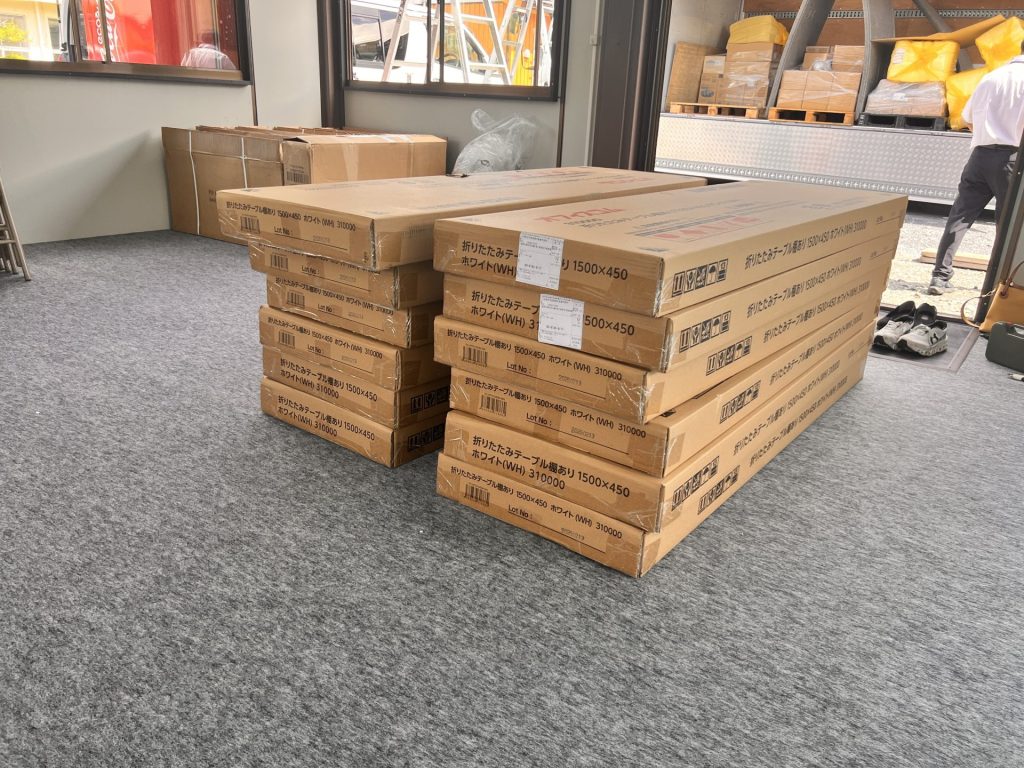 長机の納品時の写真。支援した什器類は談話室前にて使用以降、市内のほかの施設で活用されます