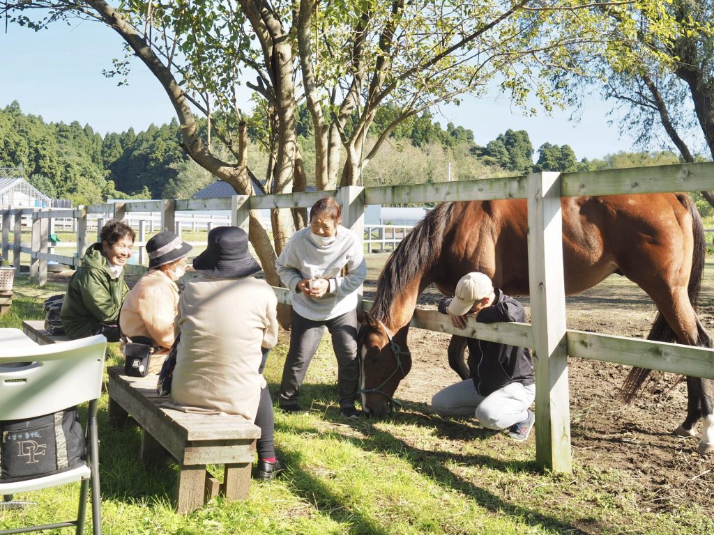 【メディア情報】引退競走馬に癒やされ 珠洲のホースパークで「お茶会」の模様が掲載されました 2 IMG 4755