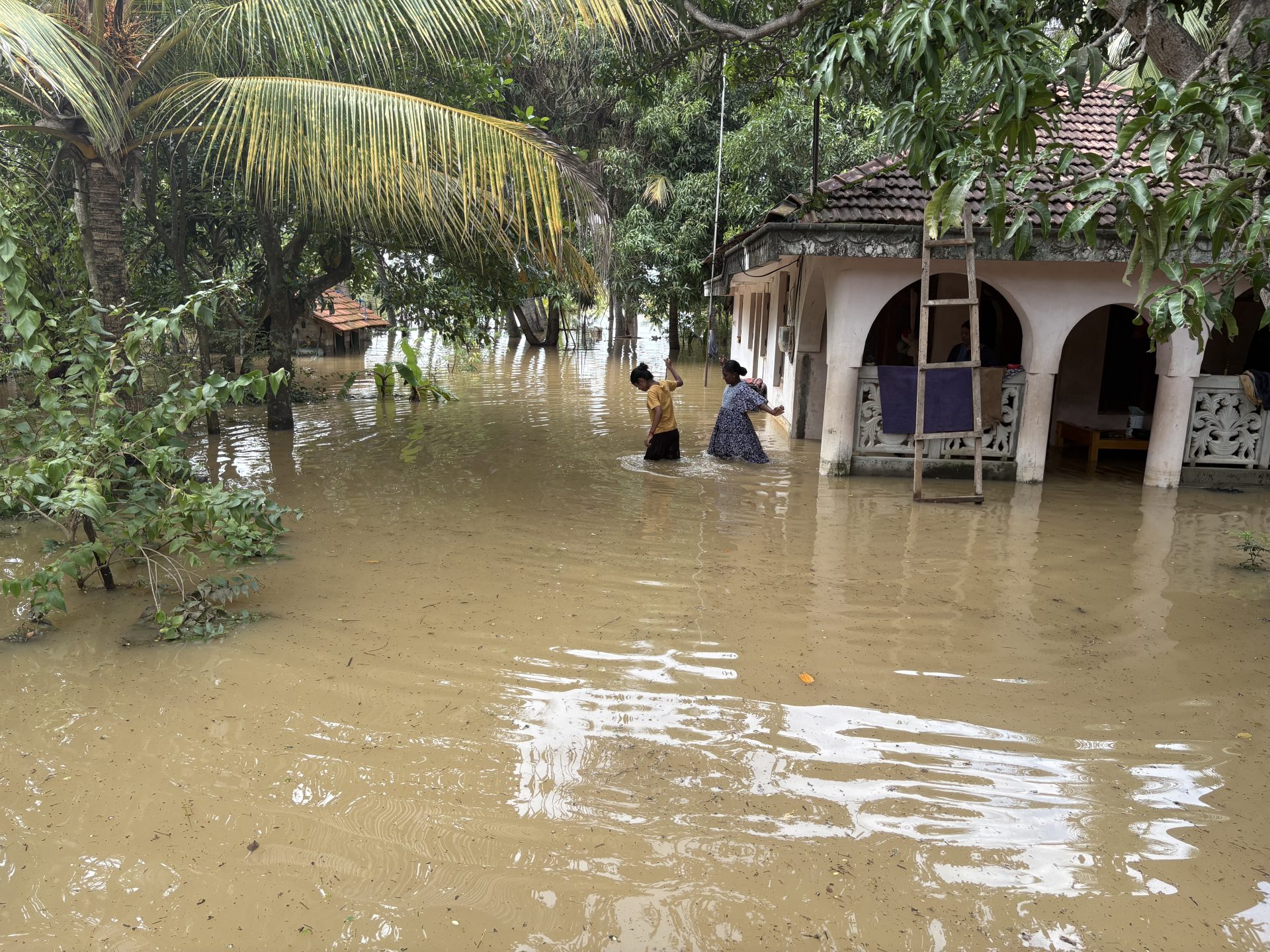 【スリランカ 洪水被害 緊急支援】孤立した集落を訪れる。被災地に届けた“小さな支援”
