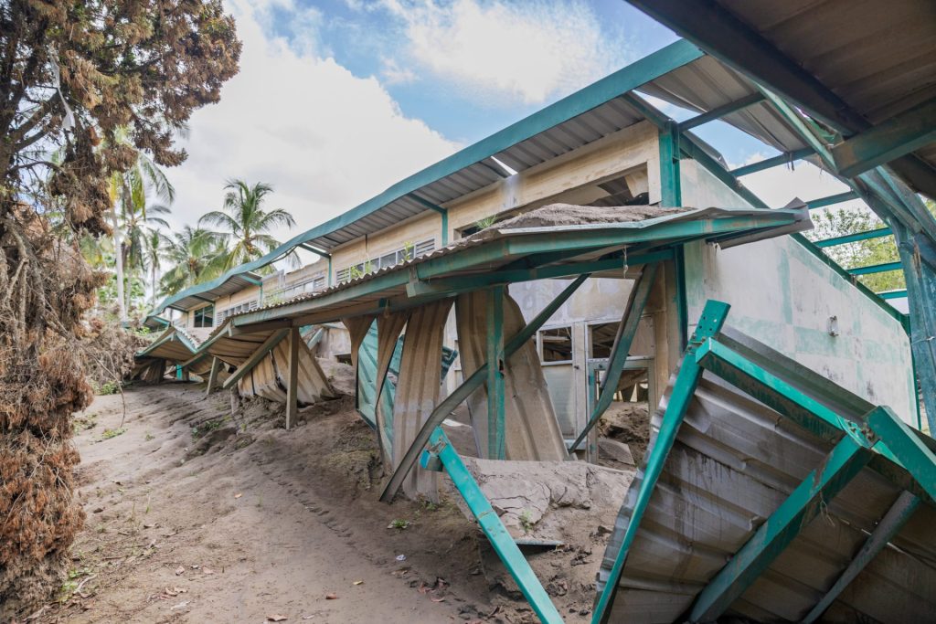 【3.11の記憶とこれから#04】東北は、私の人道支援の入り口――ポーマン真理子 5 Damaged School Debris 1